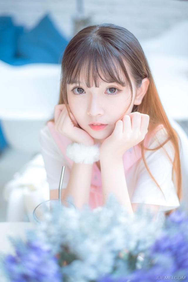 出不去，对方顺江而下，本就占着优势，而且对方对水军战法的熟练，如臂指使，根本不跟你正面硬碰，已经有战船开始突围，对方也不阻拦，只是贴上去缠战，不一会儿，冲出去的战船就被对方给吞没。